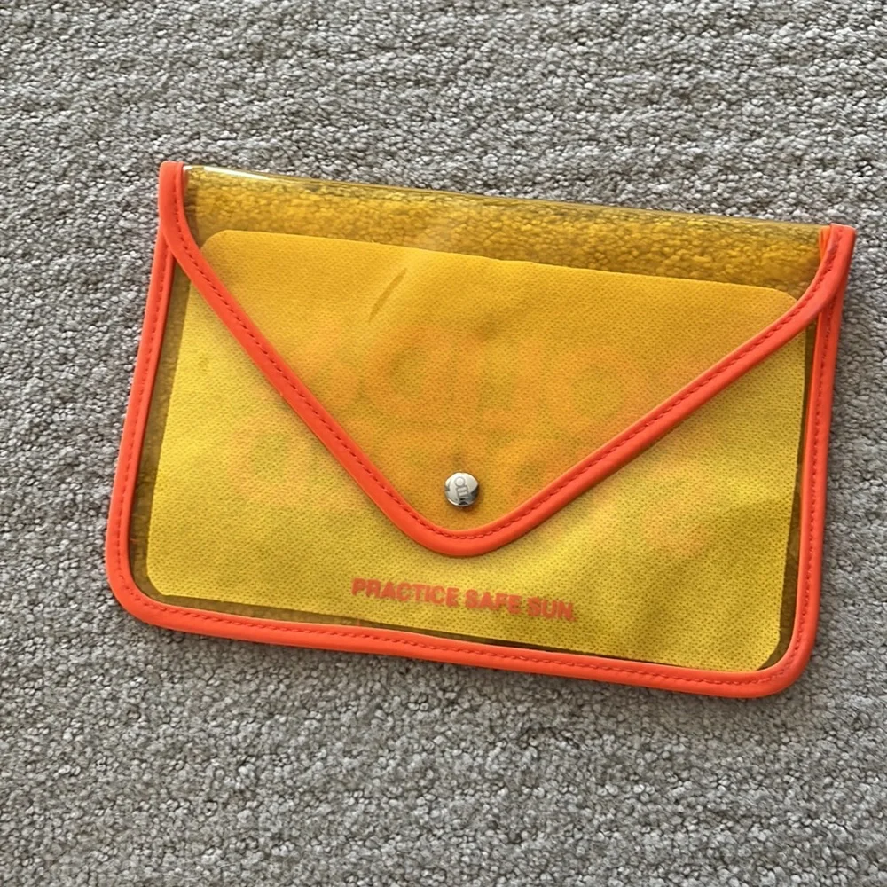 5/$25- Solid & striped wet/cosmetic bag